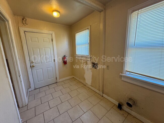 Building Photo - 2225 Glen Ellyn St