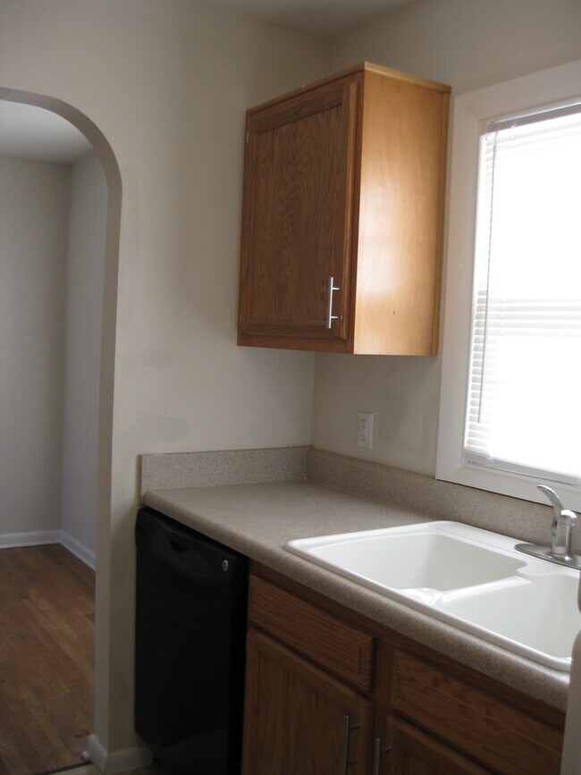 Building Photo - Charming 3 BR single family