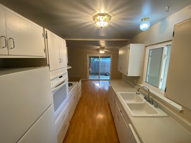 Building Photo - Beautiful 3 bed 2 bath home