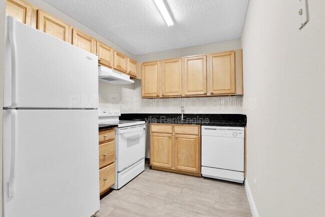 Building Photo - 414 Meadows Cir