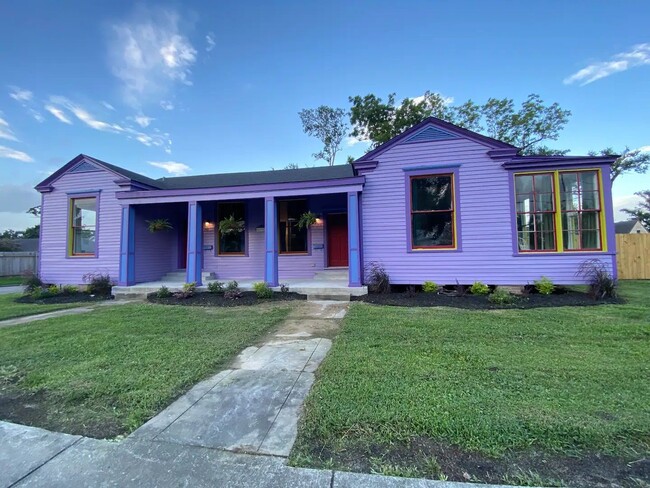 Building Photo - Fully furnished 2 bedroom home in Downtown...
