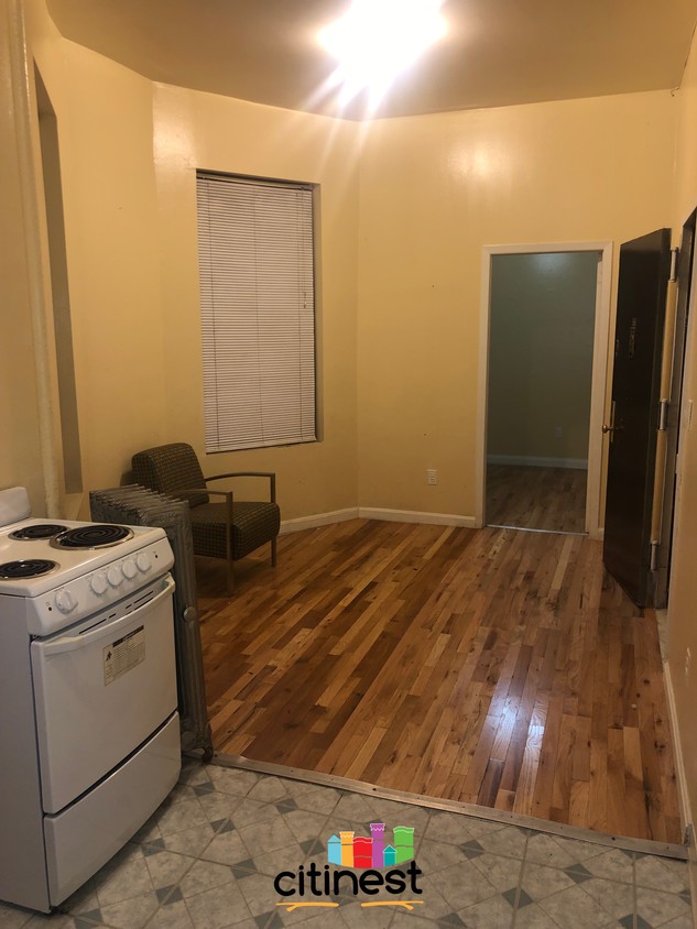 Foto principal - 321 W 42nd St