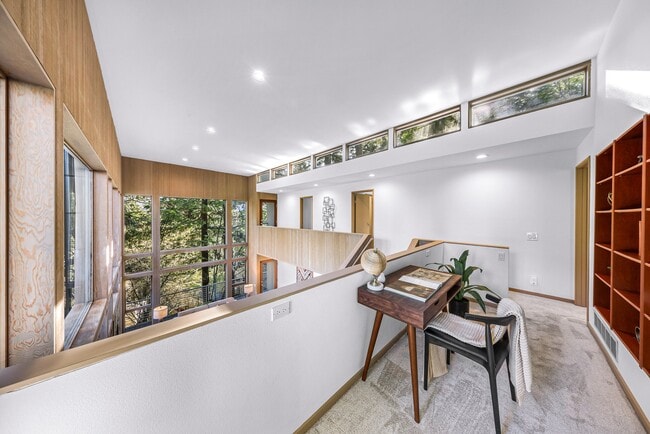 Building Photo - 2261 W Lake Sammamish Pkwy SE