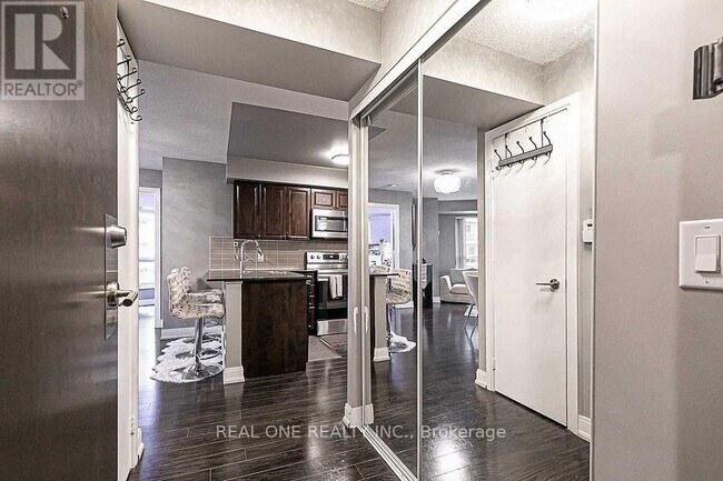 Building Photo - 125 Village Green Square