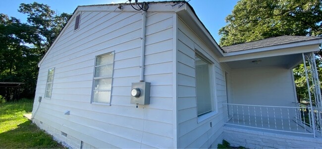 Building Photo - 2343 Huggins St