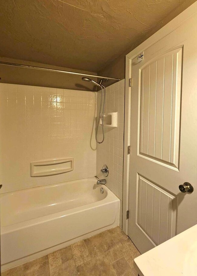 Building Photo - Cute and convenient 3 bed rambler with fen...