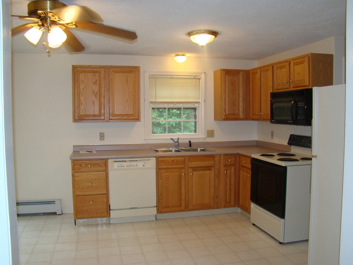 132 Londonderry Turnpike, Derry, NH 03038 Townhouse for Rent in Derry