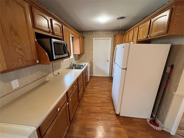 Building Photo - 2106 N Loy St