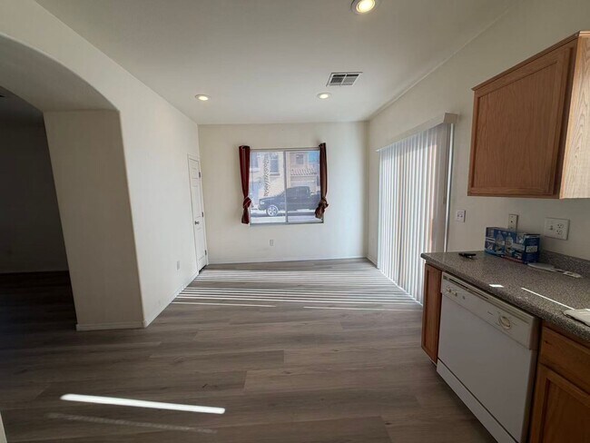 Building Photo - Beautiful 2 story home