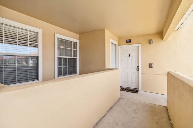 Foto del edificio - Beautiful furnished & turnkey ready  2/2 unit available now for an annual lease