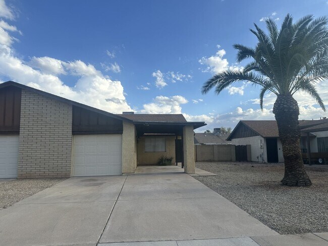 Building Photo - 1349 E Palmdale Dr