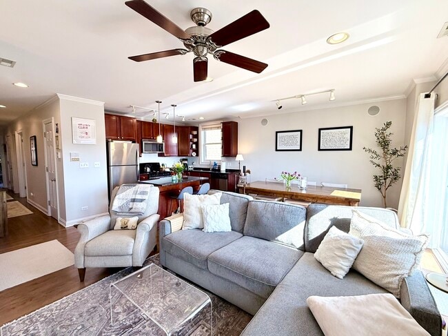 Building Photo - 1144 W Roscoe St