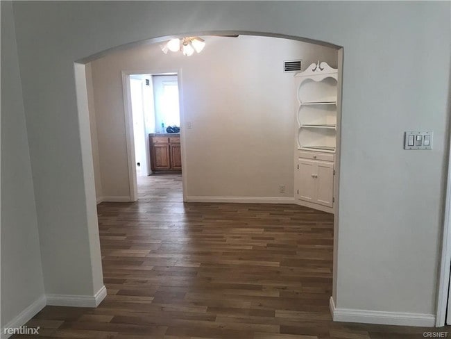 Building Photo - 2 br, 2 bath House - 5646 Woodman Ave