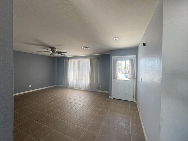 Foto del edificio - Single-Story Home with Pool – 3 Bed / 2 Bath