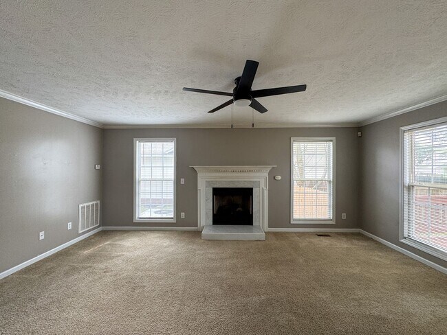 Foto del edificio - Cute 3 Bed 2.5 Bath Home in Fayetteville with Fenced Yard