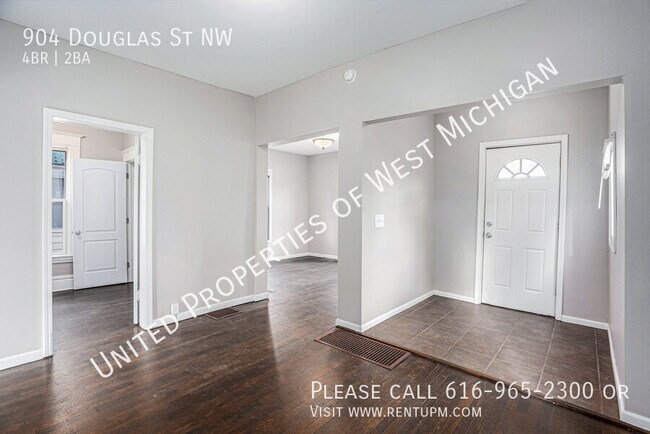 Foto del edificio - Available Now | Large 4 Bedroom Home Off B...