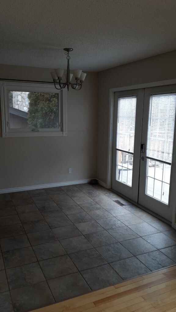 Photo du bâtiment - 4 Bed 2.5 Bath Unit in Red Deer, AB