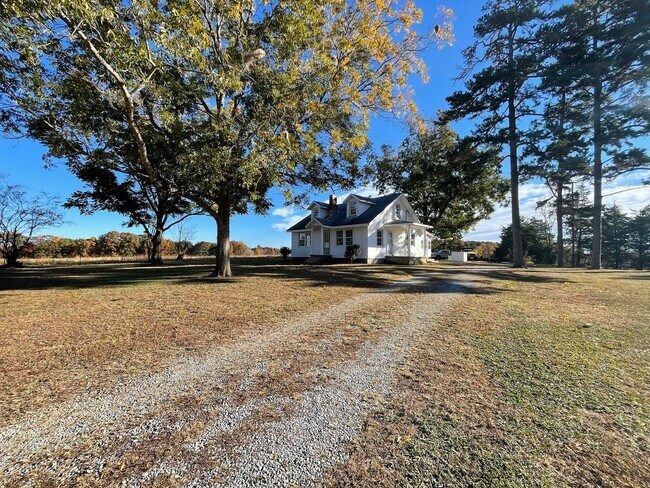 Foto del edificio - Must See Country Home Minutes to Kerr Lake