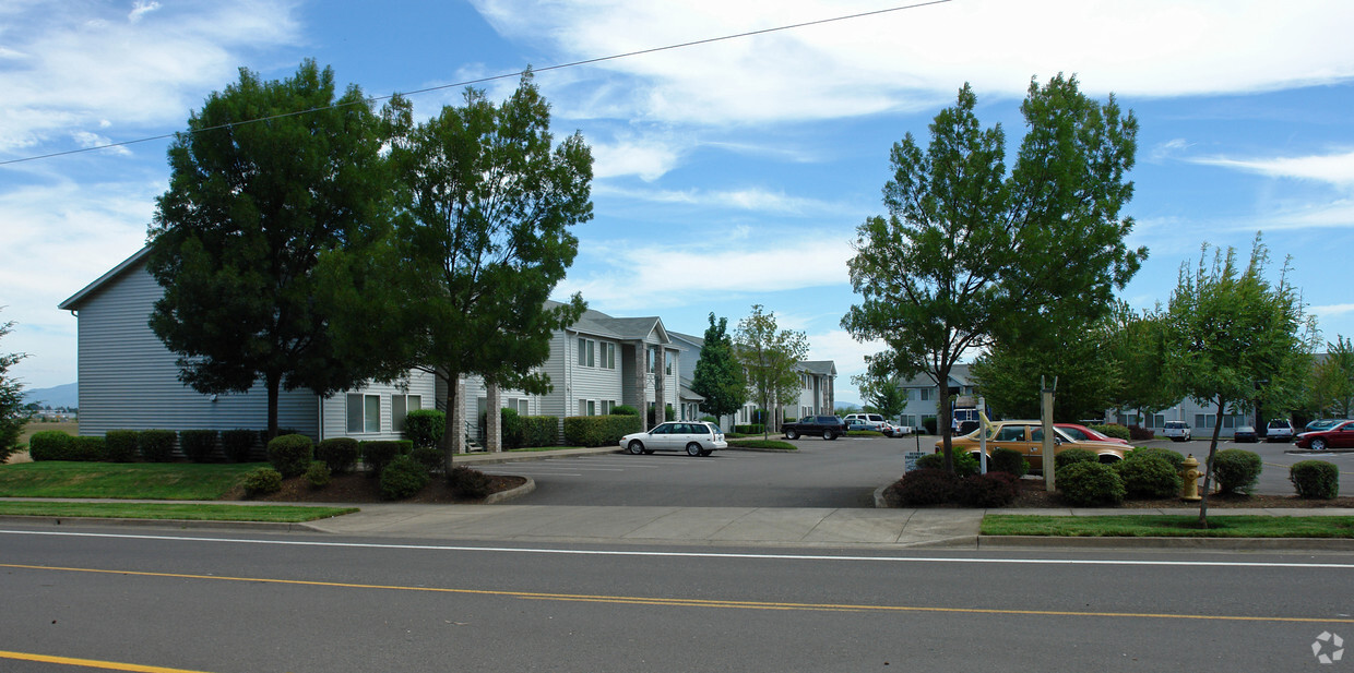 Building Photo - Willow Brook Apartments