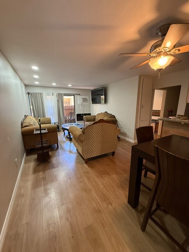 Foto del edificio - 17900 W Sherman Way
