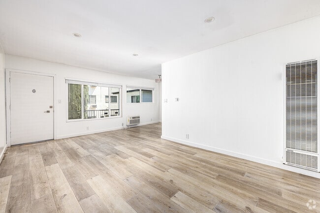 1BR, 1BA - 650SF - Living Room - 514 S. Mariposa Ave.