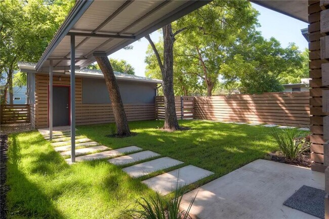 Building Photo - Luxurious 4-bedroom Townhome