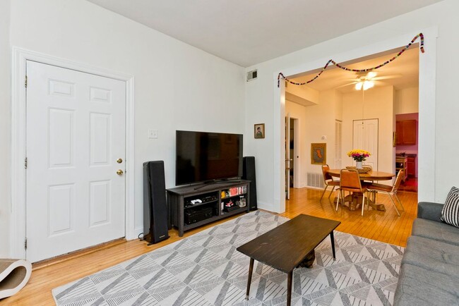 Foto del edificio - 3841 N Bernard St