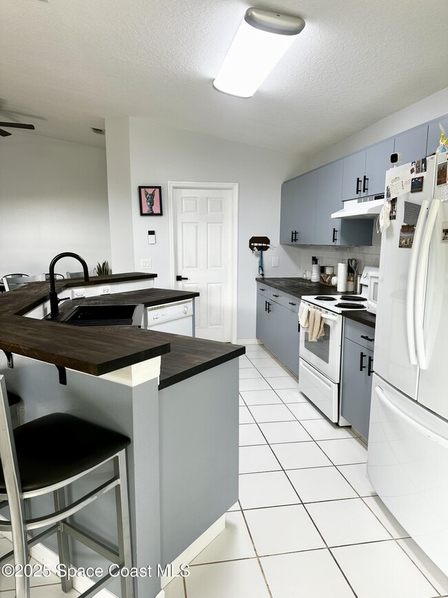 Building Photo - 1010 Lundy Dr