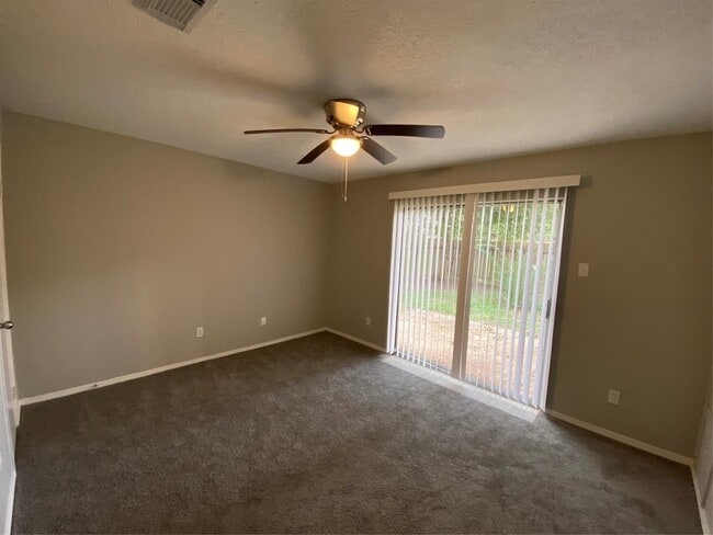 Building Photo - 1010 Western Hills Dr