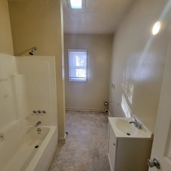 Photo - 3/2 with fenced-in backyard & storage shed Apartment