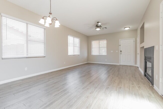 Building Photo - 2026 S Swan Dr