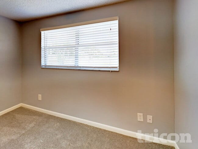 Foto del edificio - 8235 Donaldson Dr