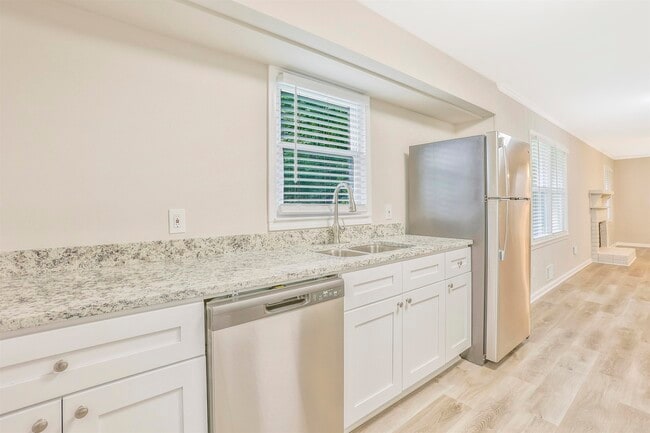 Building Photo - 465 Navarre Dr