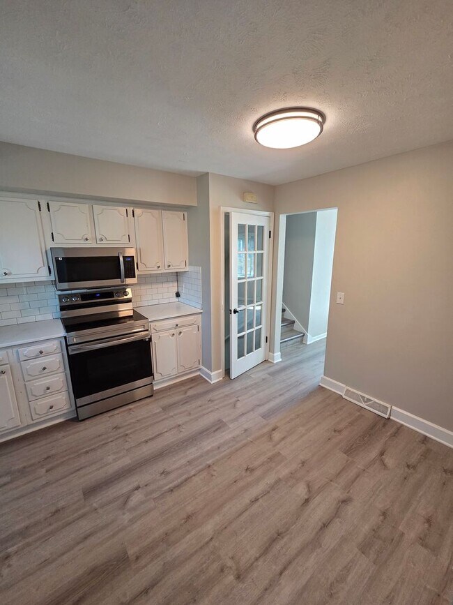 Building Photo - 3 bed, 2 bath, 1 car garage, fenced backyard, newly remodeled!