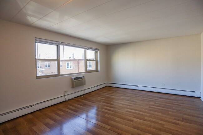 Foto del edificio - 7300 N Ridge Blvd