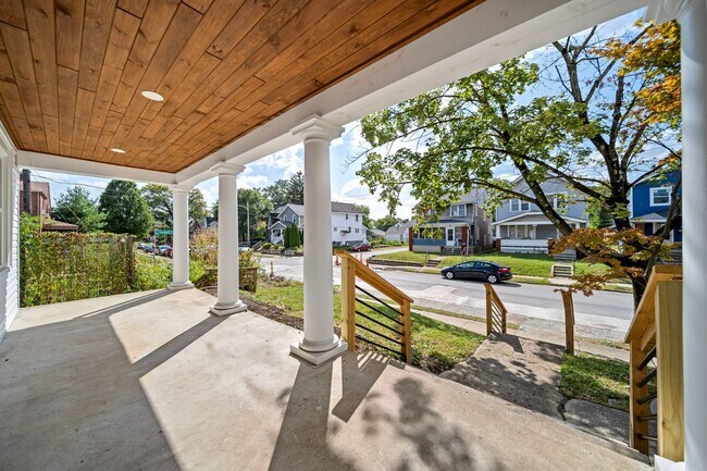 Building Photo - Fully Renovated Beauty!!