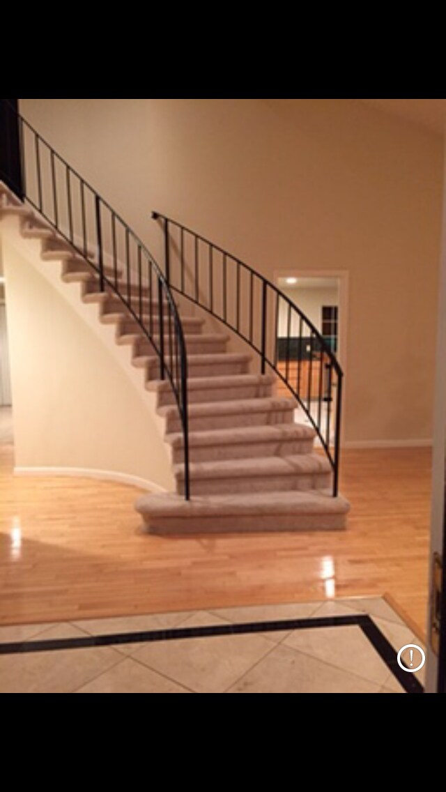 Beautiful rounded staircase - 546 Maar Plz