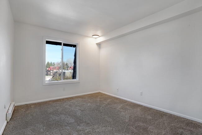 Building Photo - Crestwood Cove