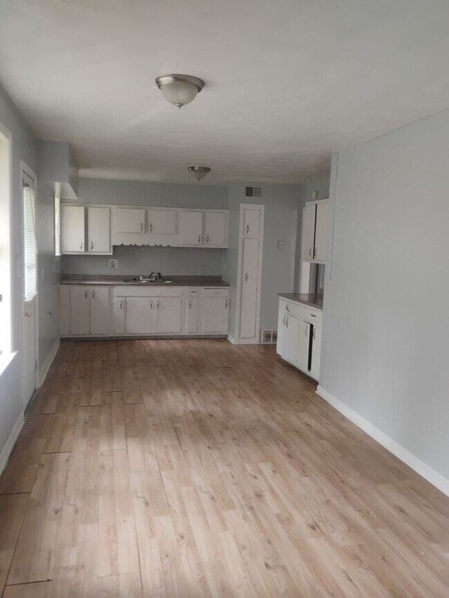 Building Photo - Three Bedroom One Bath Home in Frayser