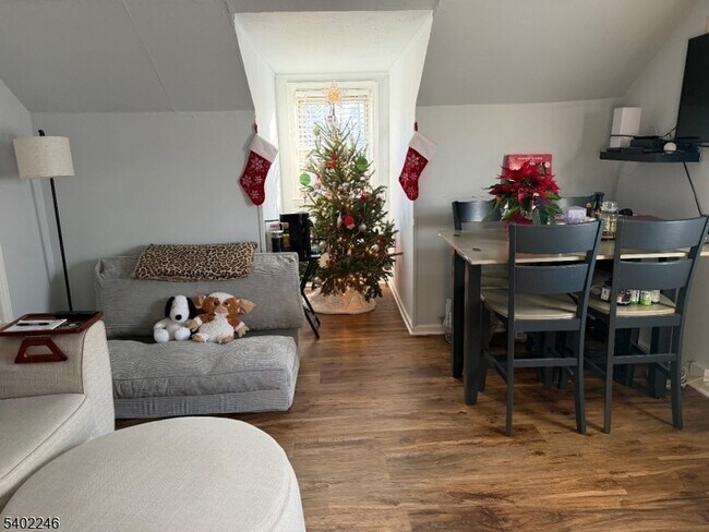 Foto del edificio - 8 Rowe Pl