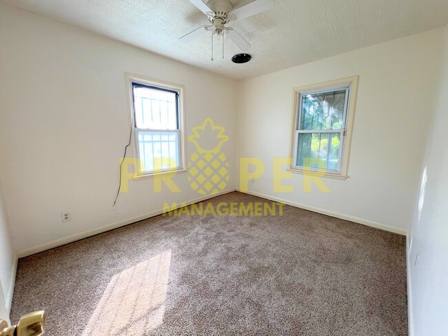 Foto del edificio - 2 bedrooms 1 bathroom house