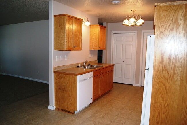 Building Photo - Westport Beach Townhomes 2 and 3 Bedrooms