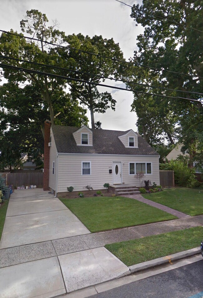 Front View unit is on Top Right Window - 455 Ray St