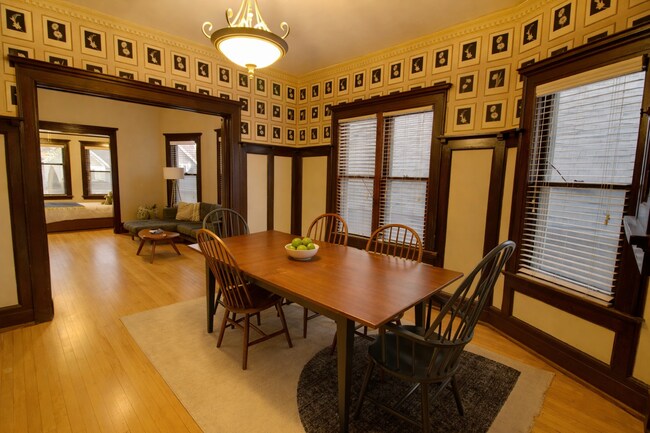 Comedor - 1939 N Bartlett Ave