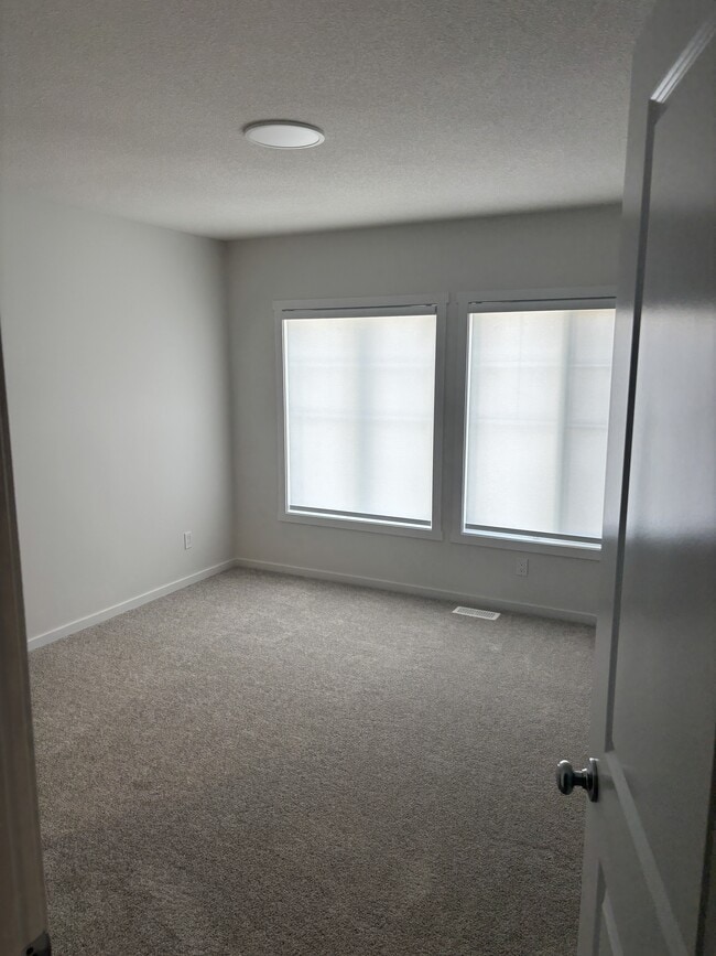 Photo du bâtiment - 4253 Kinglet Dr NW