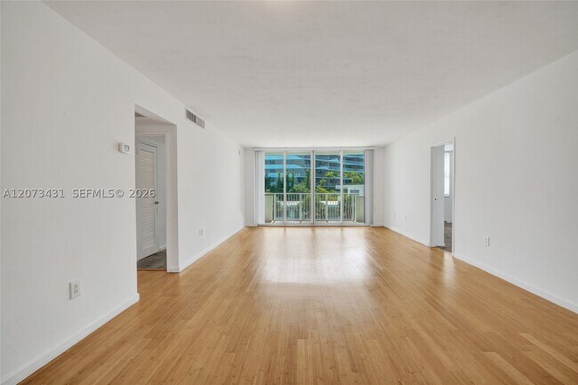 Foto del edificio - 10350 W Bay Harbor Dr