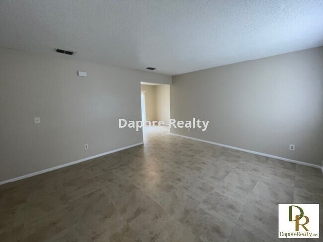 Building Photo - 3 Bed, 2 Bath, NEW Tile Floors, Fenced Yar...