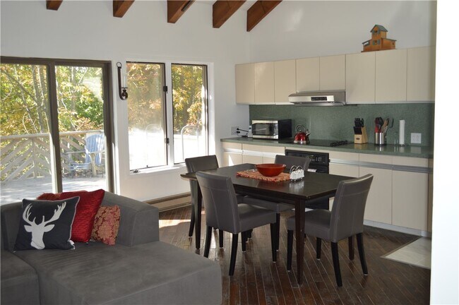 Building Photo - 132 Pines Dr