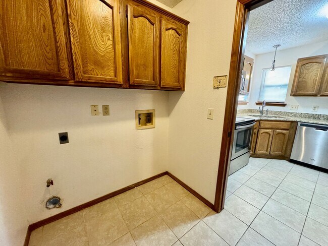 Building Photo - 3Bed - 2Bath House / Pet-Friendly / Availa...