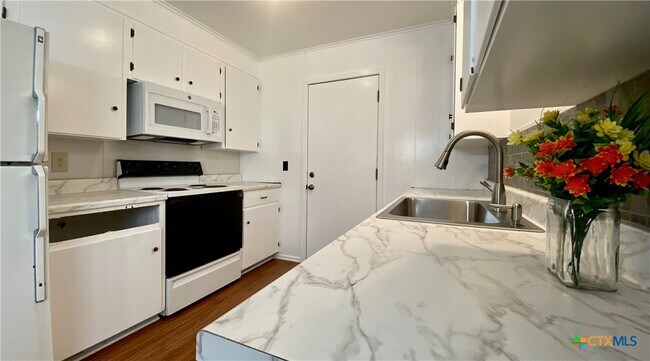 Foto del edificio - 505 Buttercup Ln